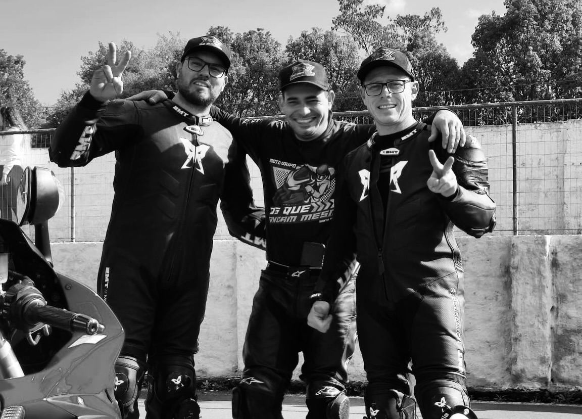 Pilotos de macacão no autódromo