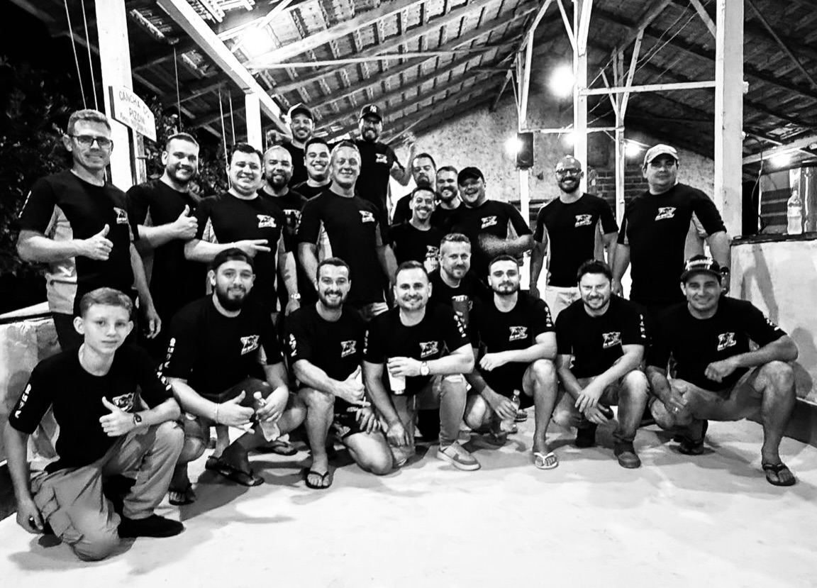 Foto oficial do grupo agachado em fileiras