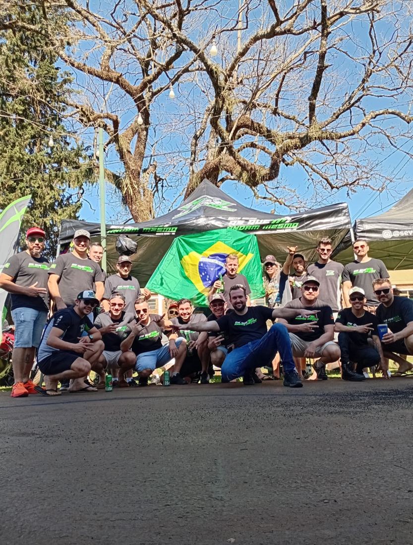 Grupo com bandeira do Brasil em Apóstoles