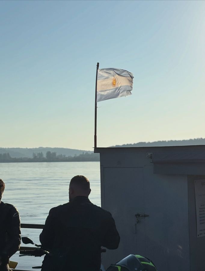 Bandeira argentina na beira do rio