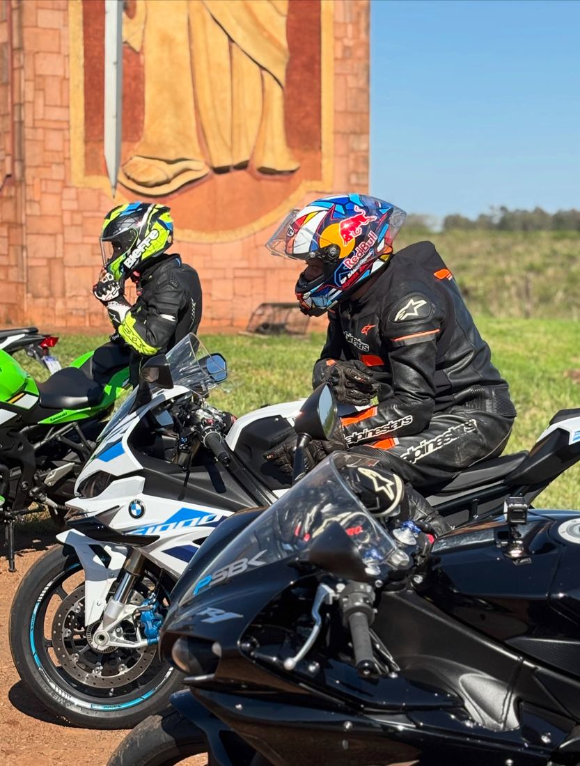 Motos do grupo diante de monumento em Apóstoles