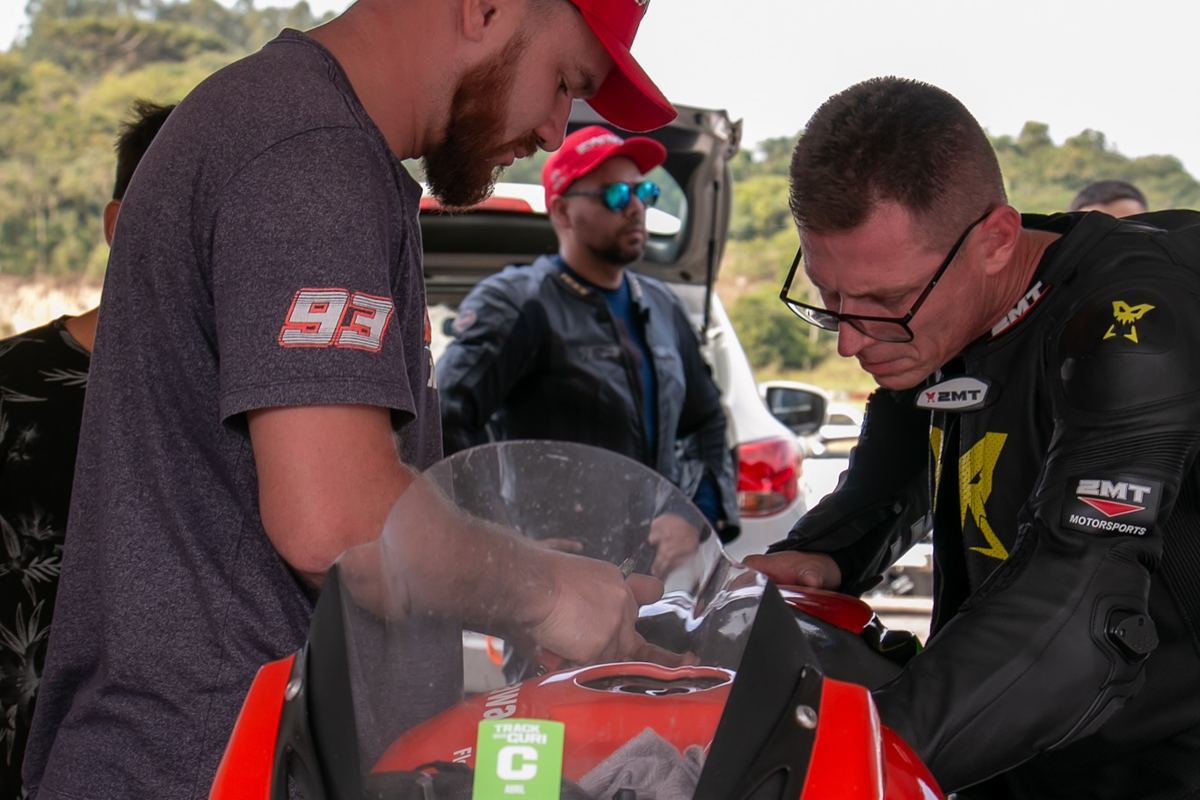 Preparação da moto no box