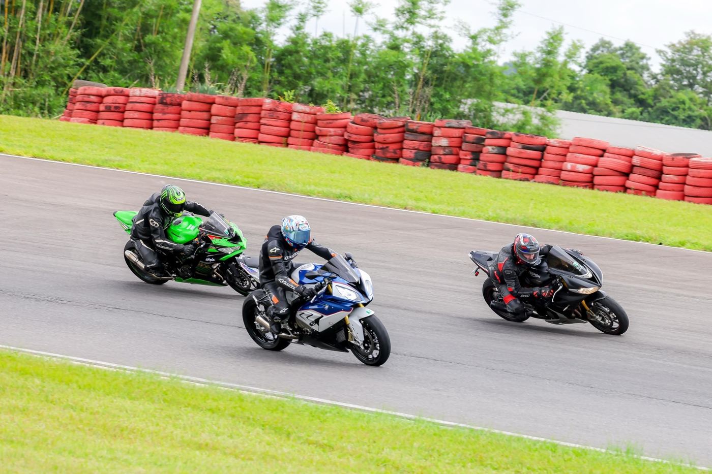 Três motos em fila na reta do autódromo